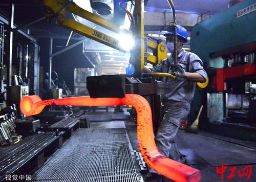 湖北十堰汽車產(chǎn)業(yè)工人 高溫下的堅(jiān)守與奮斗